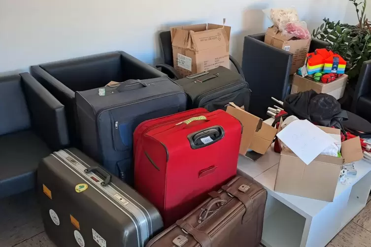 Gepackt: Jeder Teilnehmer darf mit zwei Koffern ins Flugzeug, aber nur einen mit ihren privaten Sachen bef&uuml;llen. 