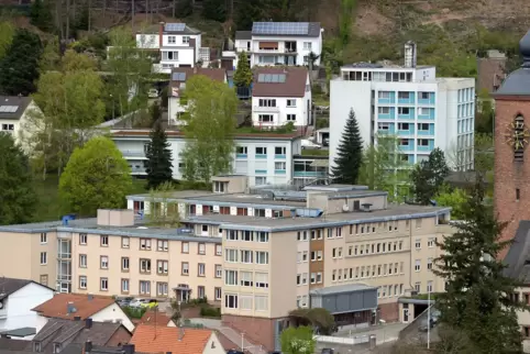 Vom Felsenwanderweg aus erschließen sich Ausblicke auf die Stadt Rodalben. 