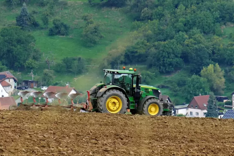 Ein Landwirt bearbeitet sein Feld in der Nähe von Henschtal. 