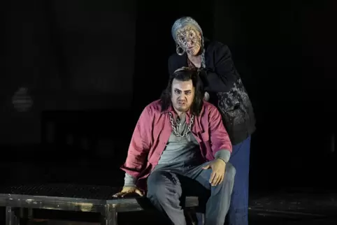 Szene aus der Mannheimer Produktion: Irakli Kakhidze als Manrico und Julia Faylenbogen als Azucena.