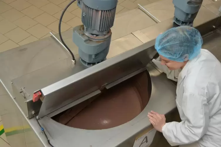 Sara Marquart beim Herstellen kakaofreier Schokolade in der Fabrik der Jungunternehmer im tschechischen Pilsen. 