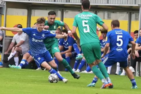 FKP-Mittelfeldspieler Kevin Büchler (in Blau am Ball), hier im Spiel gegen Alemannia Waldalgesheim, scheiterte mit einem Foulelf