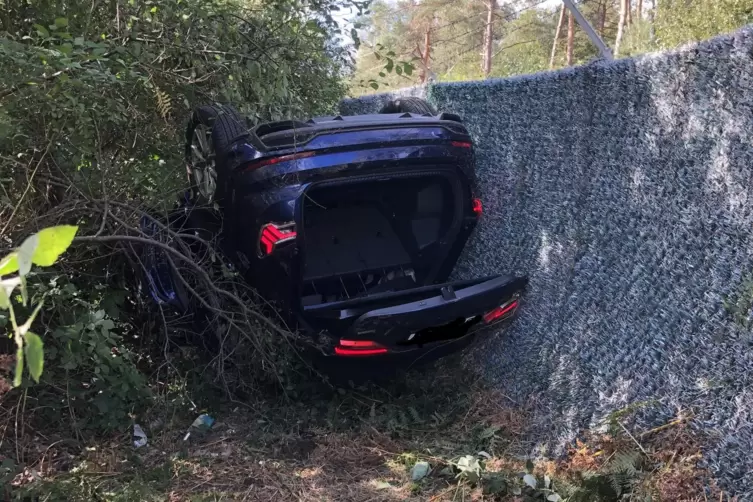 An dem Audi Q3 entstand ein wirtschaftlicher Totalschaden. Die beiden Personen in dem Auto blieben unverletzt.