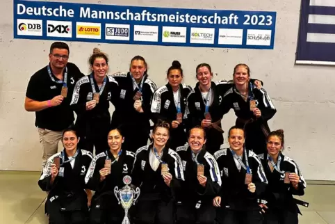  Das Wiesbadener Team, das Bronze mit Lea Eitel (oben Zweite von links) holte.