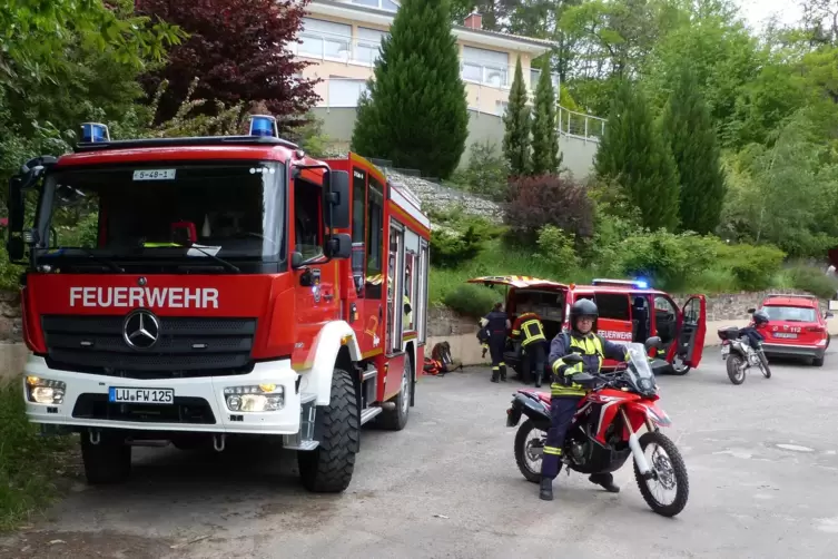 Ein Kradretter der Feuerwehr Neustadt: Bruno Engel auf einem Motorrad der Löschgruppe 2.