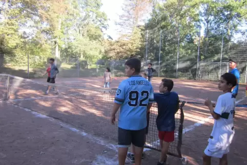Beim Fußball-Tennis waren die Kinder mit Feuereifer dabei. 