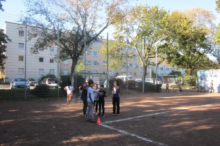 Kinder auf dem Bolzplatz, im Hintergrund die &bdquo;Wei&szlig;en Bl&ouml;cke&ldquo;.