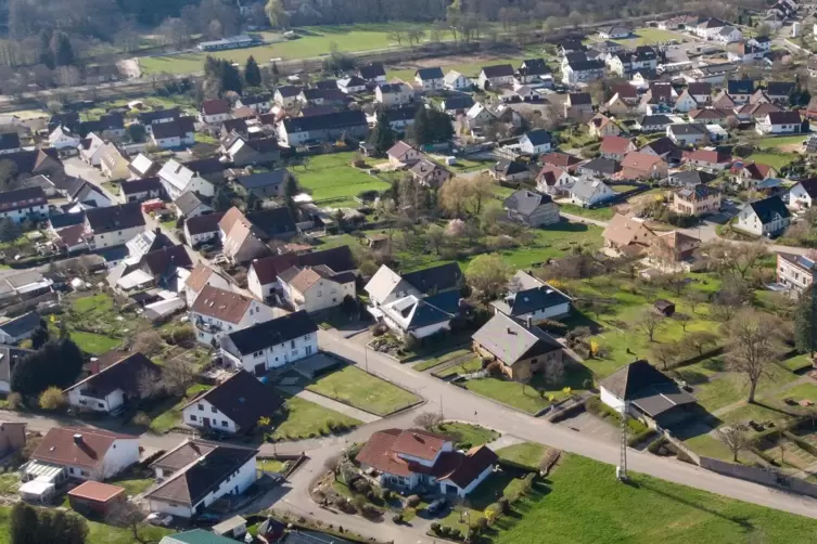 Die Ortsgemeinde Bedesbach aus der Luft fotografiert. 