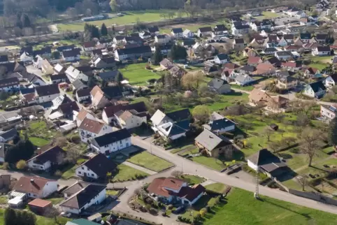 Die Ortsgemeinde Bedesbach aus der Luft fotografiert. 