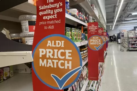 In einer Filiale der Supermarktkette Sainsbury’s: Schilder mit der Aufschrift „Gleicher Preis wie bei Aldi“. 