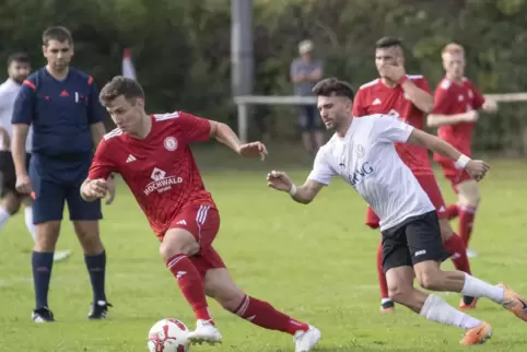 Geri Hasa vom TuS Rüssingen (rechts) jagt hier im Spiel gegen Idar-Oberstein seinem Gegen spieler Flavius Botiseriu hinterher. 