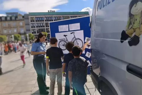 Spielerisch lernen Kinder Verkehrsregeln. 