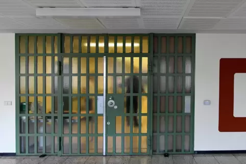 Der Zugang zu den Hafträumen in der Justizvollzugsanstalt Frankenthal. Der Verdächtige im Edenkobener Missbrauchsfall hat lange 