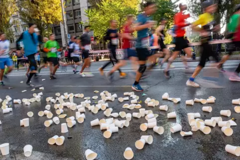 Pappe statt Plastik: Früher liefen die Teilnehmer durch ein Meer aus Plastikflaschen, heute setzen viele Veranstalter auf kompo