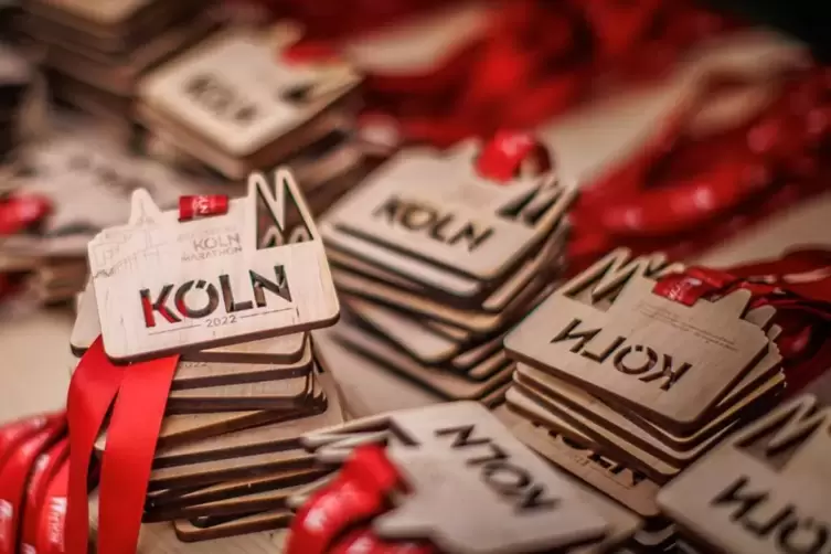 Holz statt Zink: Seit 2019 vergibt K&ouml;ln die Medaille aus Erlenholz&ndash; auch beim Triathlon und dem Radrennen rund um K&ouml;ln. Der Vera