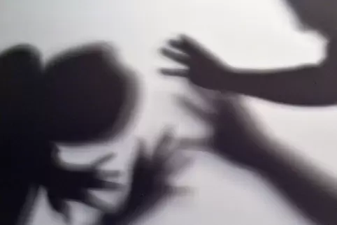 Kurzfristig bemächtigten sich drei Täter des Geldbeutels eines von zwei bedrängten Jugendlichen, die letztlich schadlos davonkam