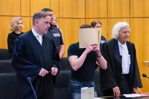 Sechs Monate nach einer tödlichen Messerattacke auf der Kirmes „Send“ in Münster hat der Angeklagte die Tat vor dem Schwurgerich