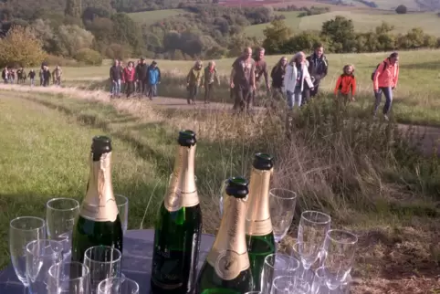 2019 wartete auf jeden Wanderer ein Glas Sekt zur Stärkung.