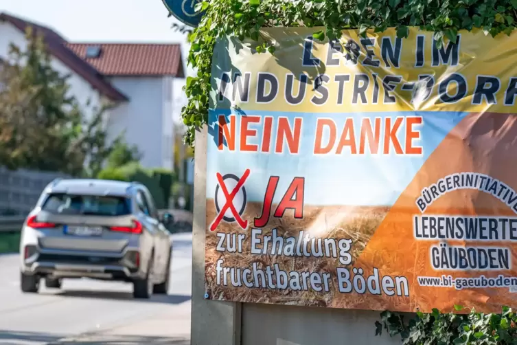 Die Gegner der geplanten Ansiedlung werben auch auf Plakaten um die Stimmen der Straßkirchener.
