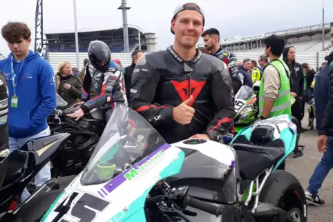 Pascal Schneider aus Siebeldingen vor seiner Kawasaki.