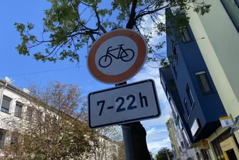 Schwer zu übersehen: das Durchfahrtsverbot am Anfang der Fußgängerzone in der Bahnhofstraße.