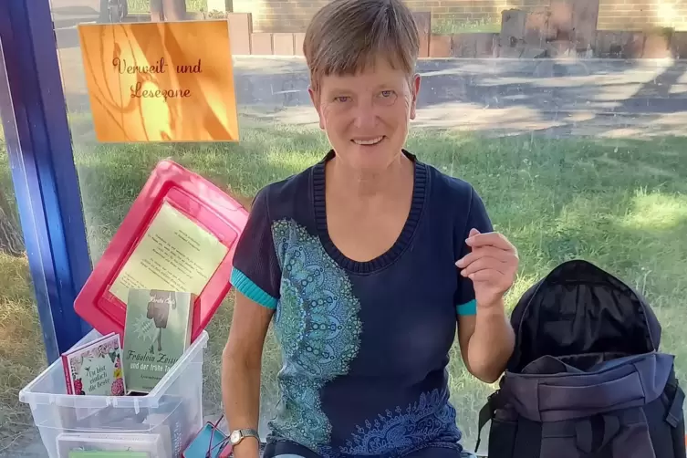 Tolle Idee: Gertrud Emming an ihrer Lesehaltestelle. Jeden Mittwoch gibt es hier B&uuml;cher und nette Gesellschaft beim Spaziergang.