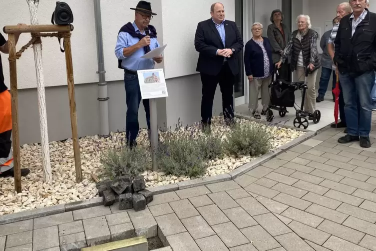 Dort, wo einst die Synagoge stand, ist nun eine Stolperschwelle im Boden eingelassen (links Volker Schl&auml;fer und Thorsten Leva). 