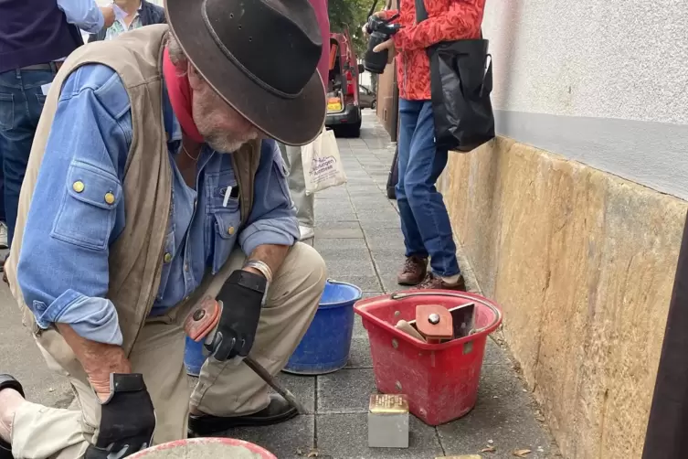 Gunter Demnig beim Setzen der Gedenksteine. 
