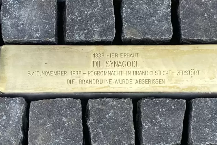 Die Stolperschwelle erinnert an die 1938 niedergebrannte Synagoge.