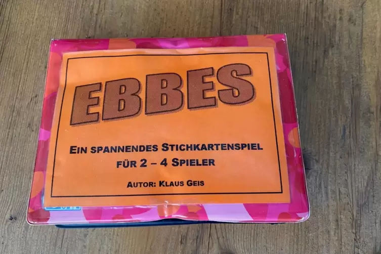 Das Ur-Ebbes: ein normales Kartenspiel mit vier Farben und vier Spielsteinen. 