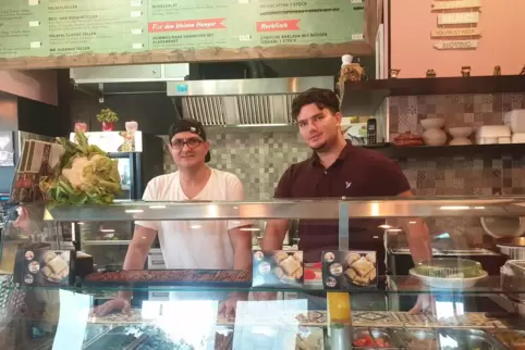 Bakri und Omar Alfares (rechts) freuen sich, dass ihre syrischen Spezialitäten sehr gut bei den Ludwigshafenern ankommen.