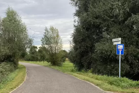 Die Straße „Am Turnerplatz“ führt zu der Tennisanlage und der Gaststätte „Turnerstube“.