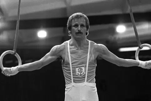 Reinhard Ritter 1975 an den Ringen. 