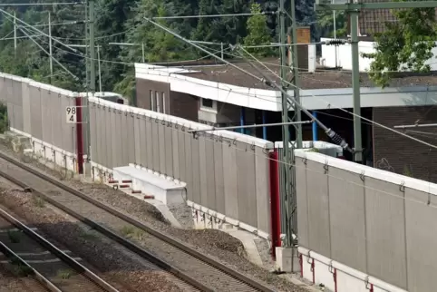 Nach aktuellem Stand beginnt die Planung für Lärmschutz entlang der Bahnstrecke Germersheim-Wörth nicht vor 2035.