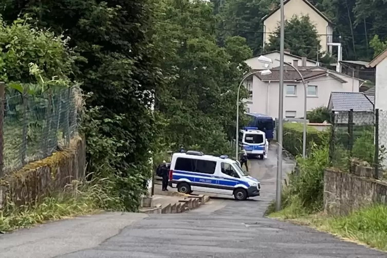 Kurz vor Pfingsten 2022 schoss ein J&auml;ger aus dem Fenster seines Hauses in Saarbr&uuml;cken-Klarenthal scharf auf Polizisten, weil er 