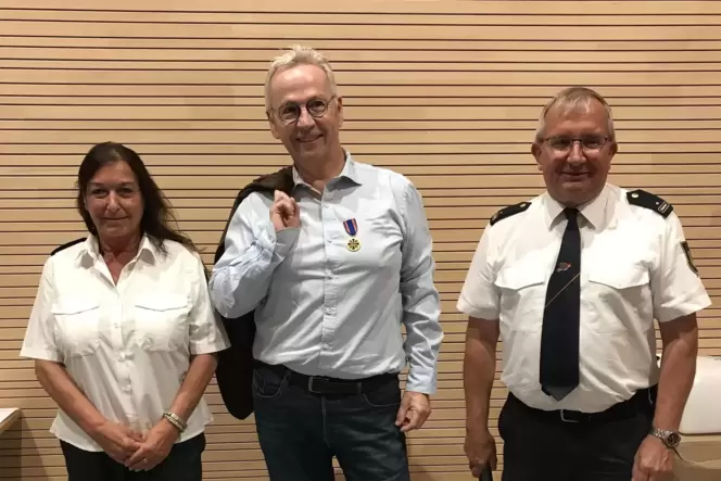 Landrat Rainer Guth (Mitte) wurde überraschend die Deutsche Feuerwehrehrenmedaille von der Kreisfeuerwehrverbandsvorsitzenden An