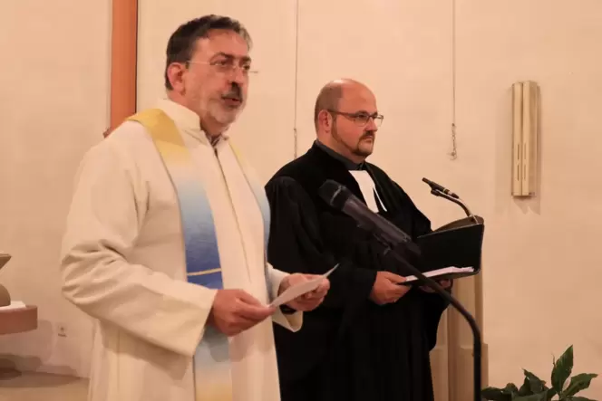 Feiern am Sonntag einen ökumenischen Gottesdienst, wollen aber auch das weltliche Fest-Treiben fördern: die Pfarrer Martin Tiato