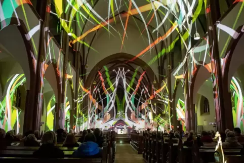 Hier in Kandel, schon bald im Dom: Kurt Laurenz Theinert projiziert überwältigend schöne Lichtspiele in den Kirchenraum zu Orgel
