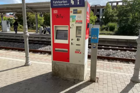 Im Fahrkartenautomaten blieb die EC-Karte stecken. 