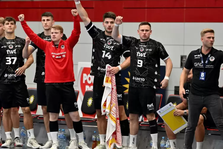 Torjubel an der Seitenlinie: Bei dem Ergebnis konnte auch keiner im Eulen-Team unzufrieden sein. 