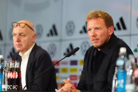 Neu-Bundestrainer und Heilsbringer Julian Nagelsmann (rechts) bei seiner Präsentation. Links: Boss Bernd Neuendorf, eigentlich H