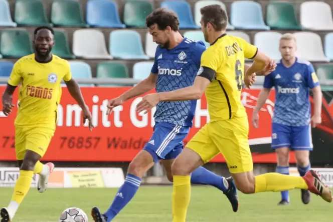 Matchwinner: FKP-Kapitän David Becker (in Blau) erzielt das 1:0-Siegtor. Rechts der Koblenzer Niklas Hunold.