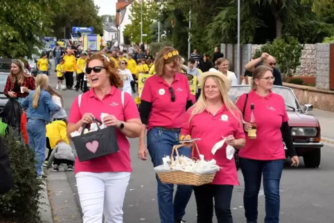 Süß: Die kleinen Kuchen der Studernheimer Landfrauen gingen beim Umzug weg wie warme Semmeln. 