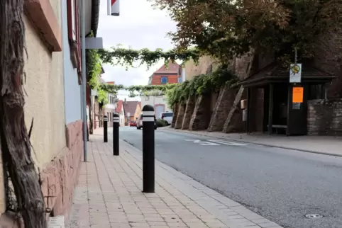 Vom Landesbetriebs Mobilität und der Verbandsgemeinde gebilligt: Poller vor einem Haus in der Bockenheimer Weinstraße. 
