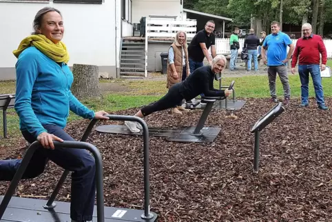 Stephanie Schröder (vorn) und Moni Bernhard probieren zwei der sechs neuen Fitnessgeräte aus. 