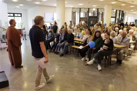 Johannes Beckmann begrüßt die Gäste zum Theaterfest im Foyer des Pfalztheaters.