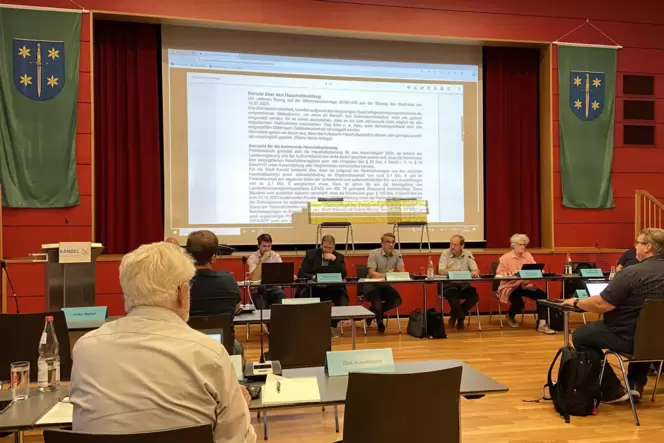 Mit dem Rechenschieber im Rücken erläutert Kämmerer Timo Pust die Haushaltsprobleme.
