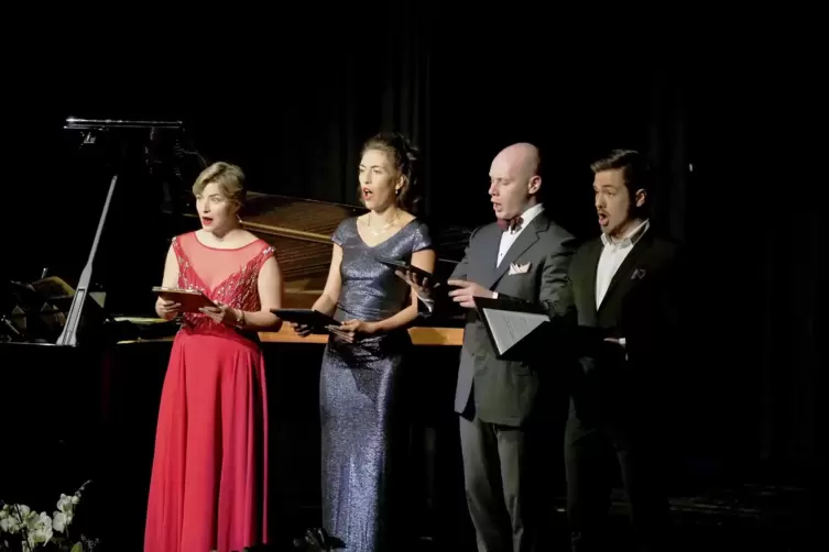  Die Preisträger singen beim Abschlusskonzert in der Fritz-Wunderlich-Halle (von links): Lara Rieken, Anniak Debus, David Jakob 