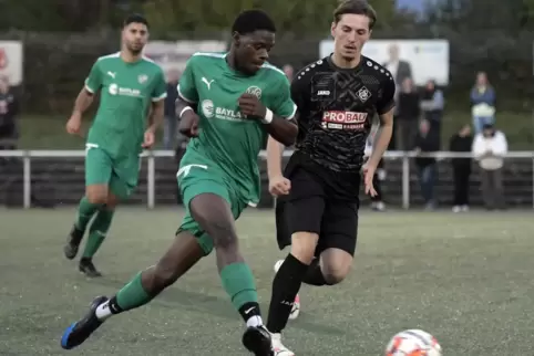 Zwei wichtige Akteure: Friesenheims Moussa Keita (links) gegen Arminias Jannick Rieger.