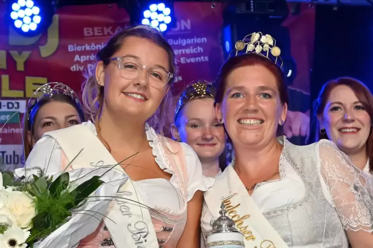 Bierfestk&ouml;nigin Eve-Kathrin M&uuml;nster-Grimm (rechts) und ihre Prinzessin Emelie Franke. M&uuml;nster-Grimm folgt auf Franziska Werner u